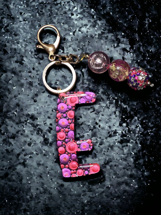 Dot Art Letter E Keychain: Bubblegum Bead Bag Charm