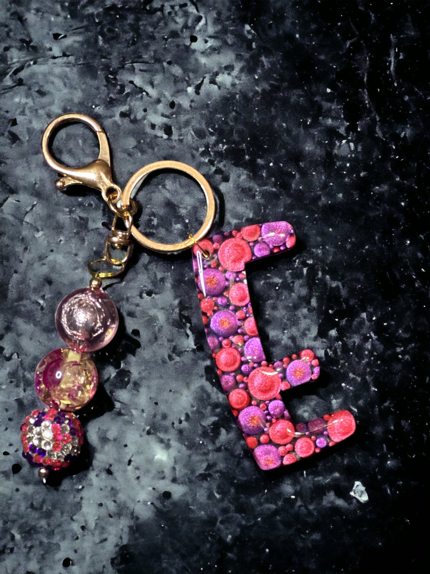 Dot Art Letter E Keychain: Bubblegum Bead Bag Charm