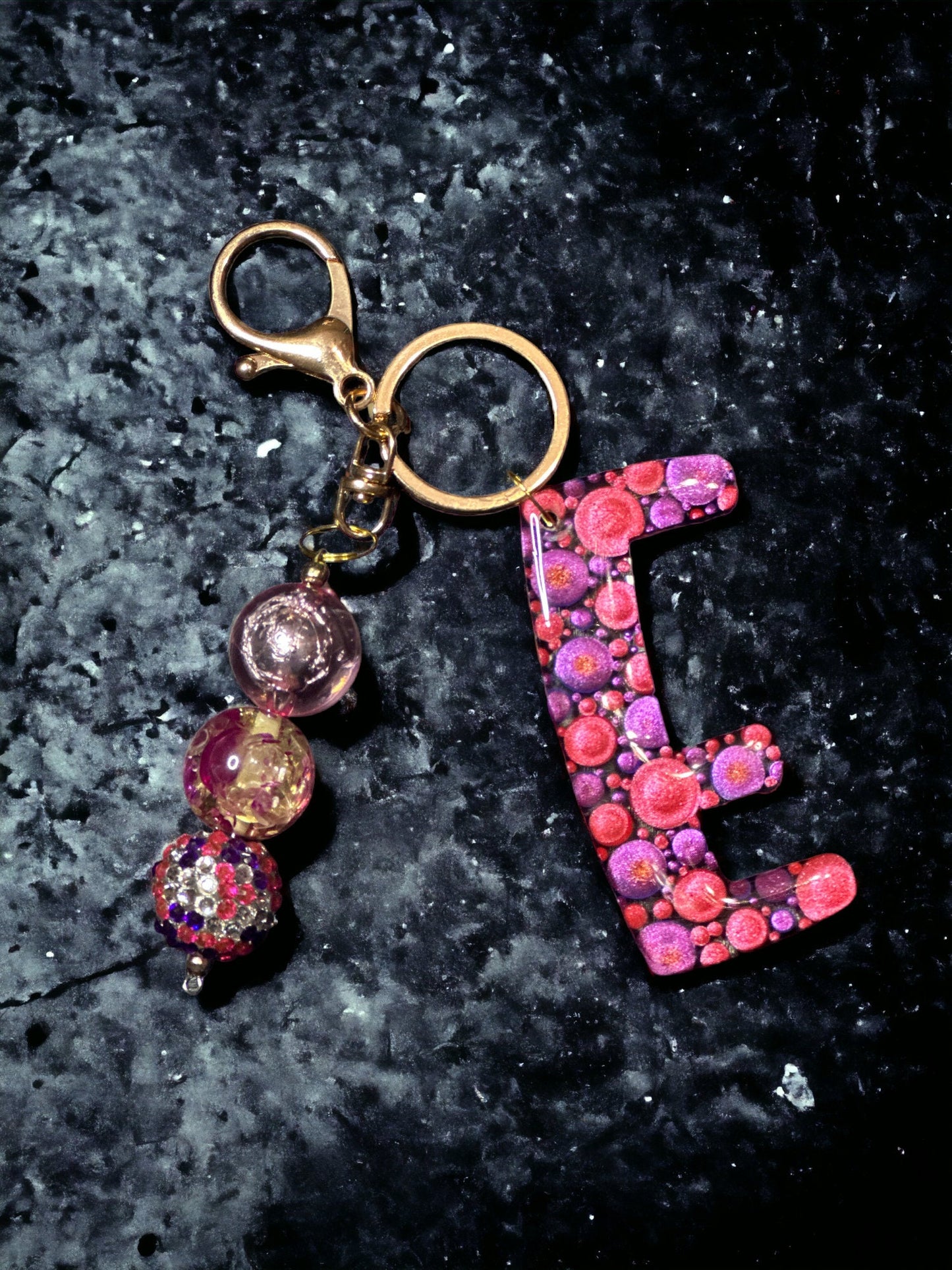 Dot Art Letter E Keychain: Bubblegum Bead Bag Charm